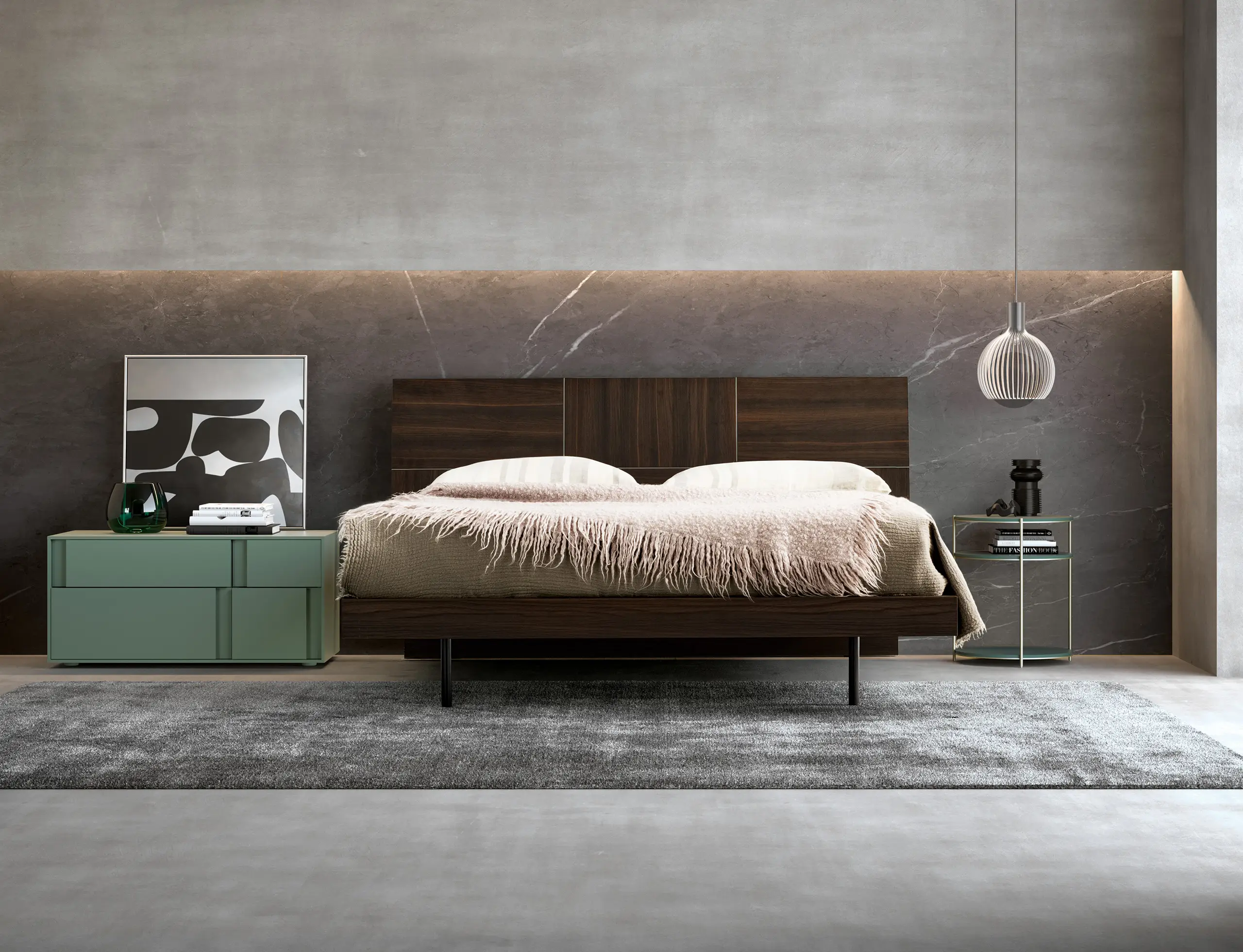 camera da letto con letto in legno con coperta con frange bianche